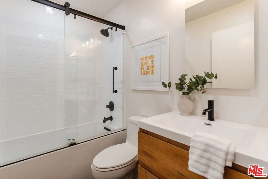 11930 Avon Way 108, Los Angeles, California 90066 home-pic-18